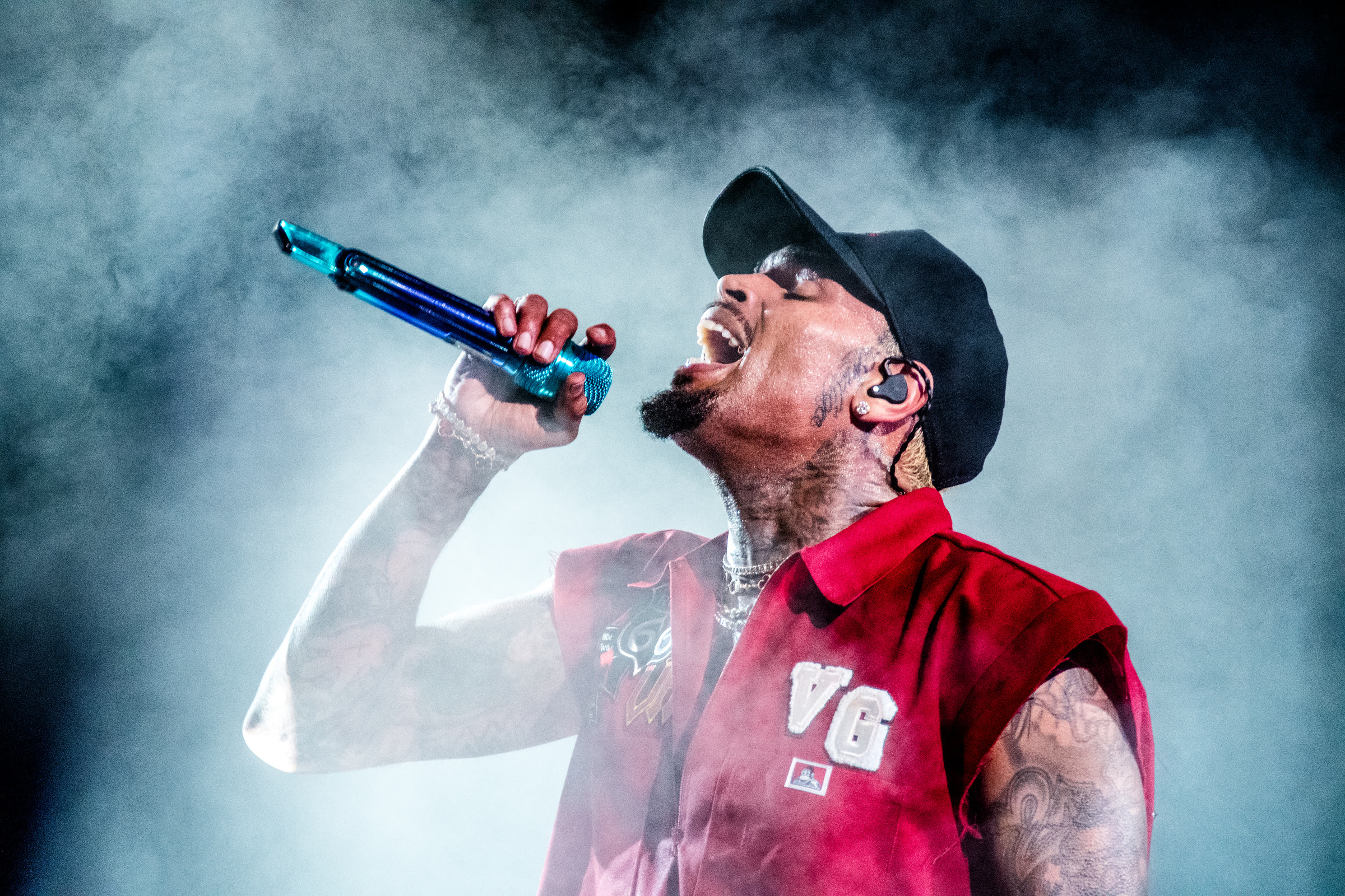Breezy sings through stage smoke