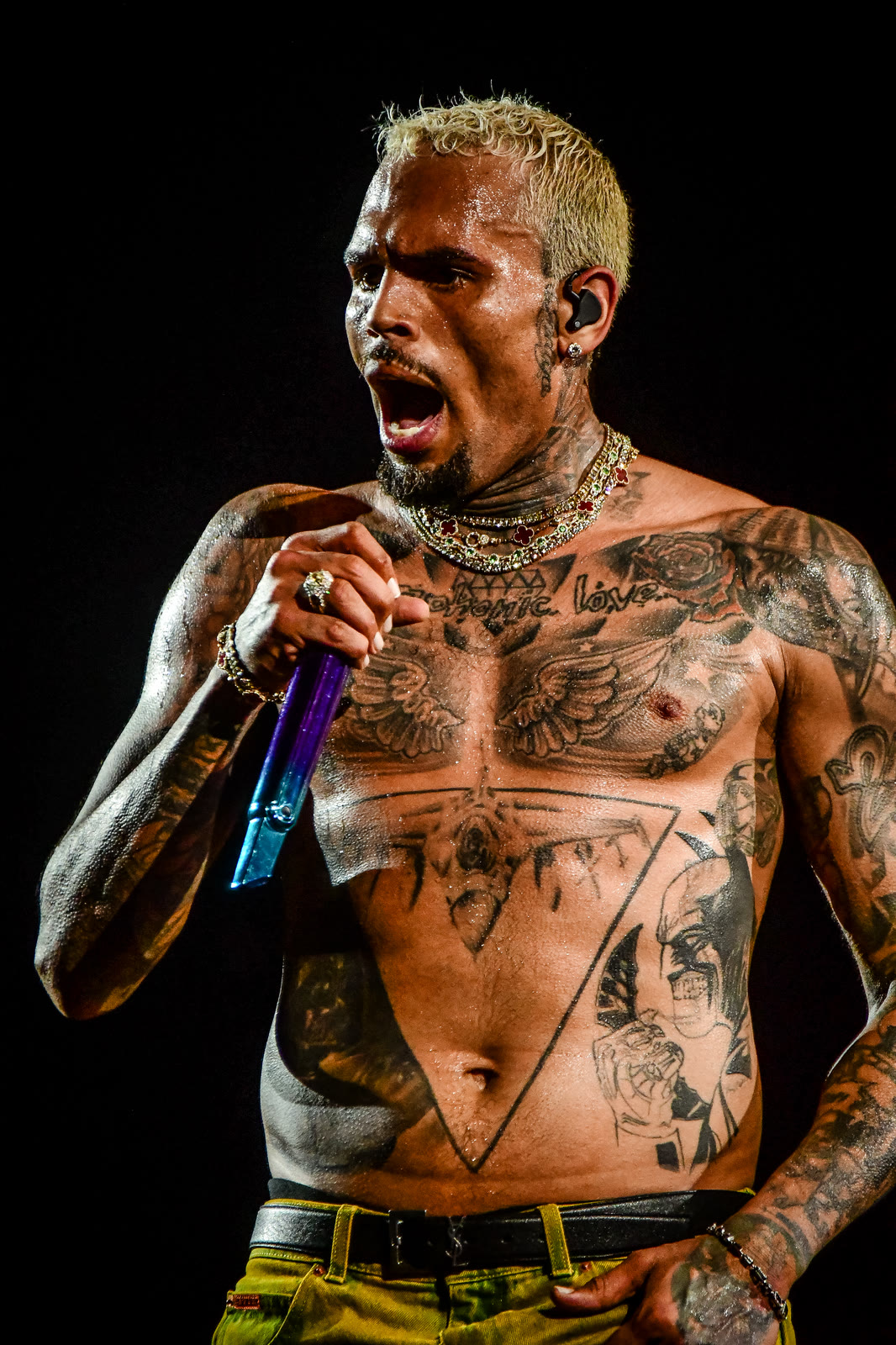 Breezy belts a note on stage