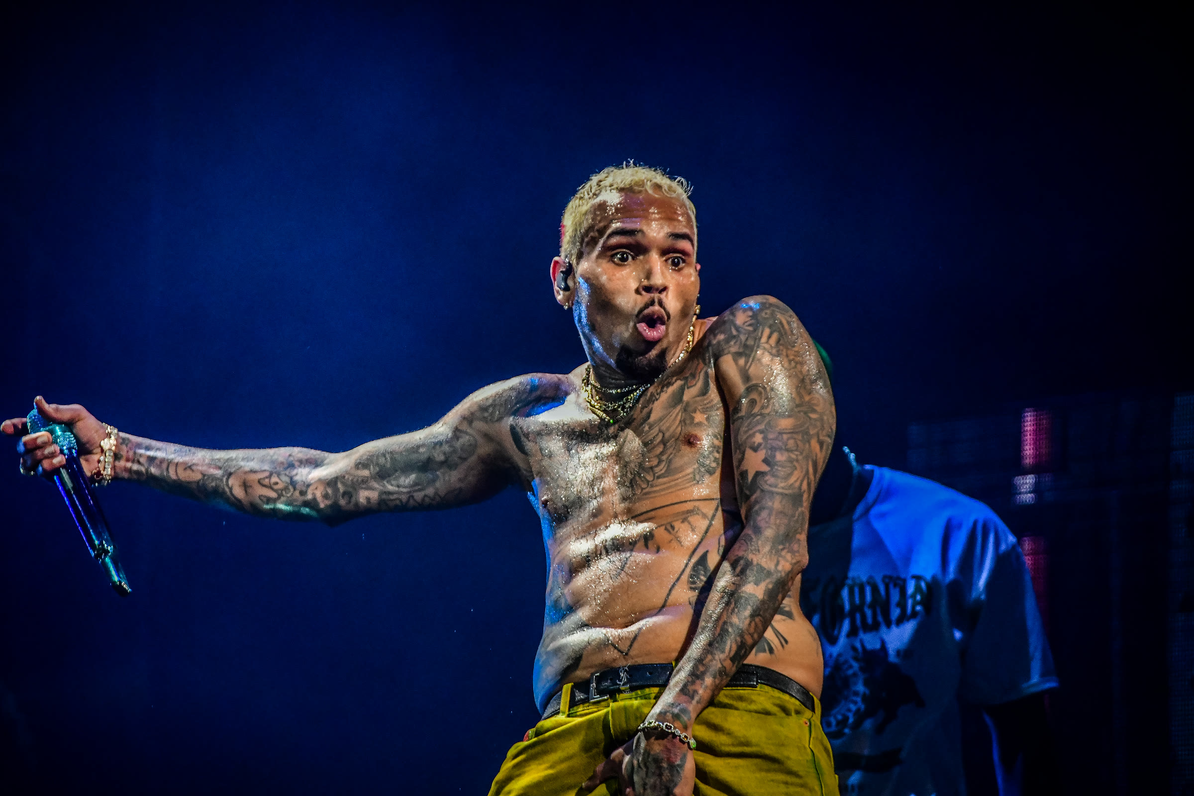 Breezy reaches out with the mic under blue light