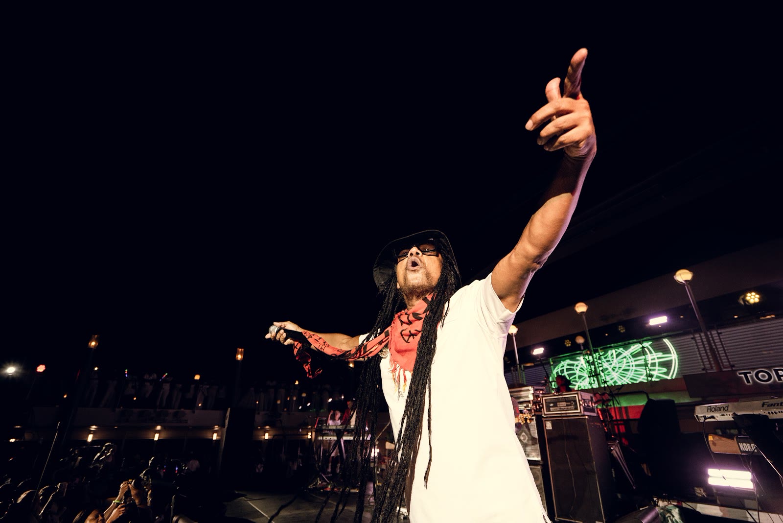Maxi Priest reaches out to the crowd on the night stage
