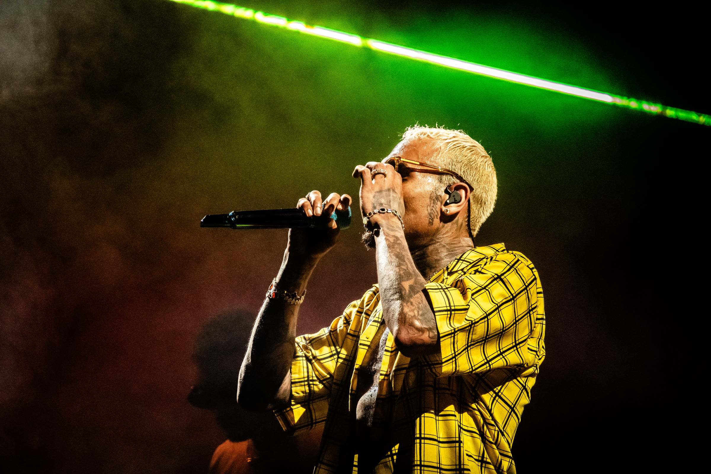 Breezy sings as a green laser cuts across the stage